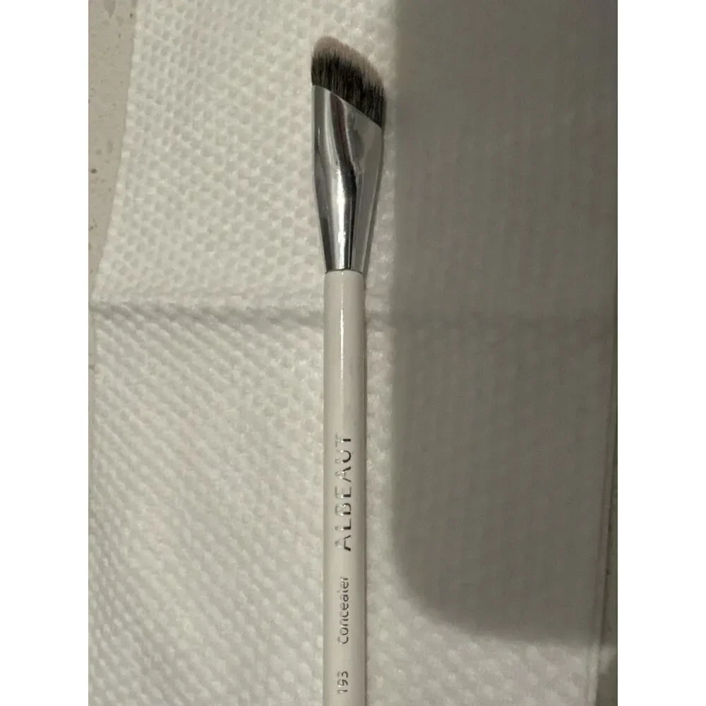 193 White Angled Under Eye Makeup Precision Face Blending concealer brush